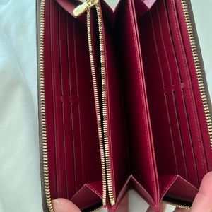Louis Vuitton zippy wallet